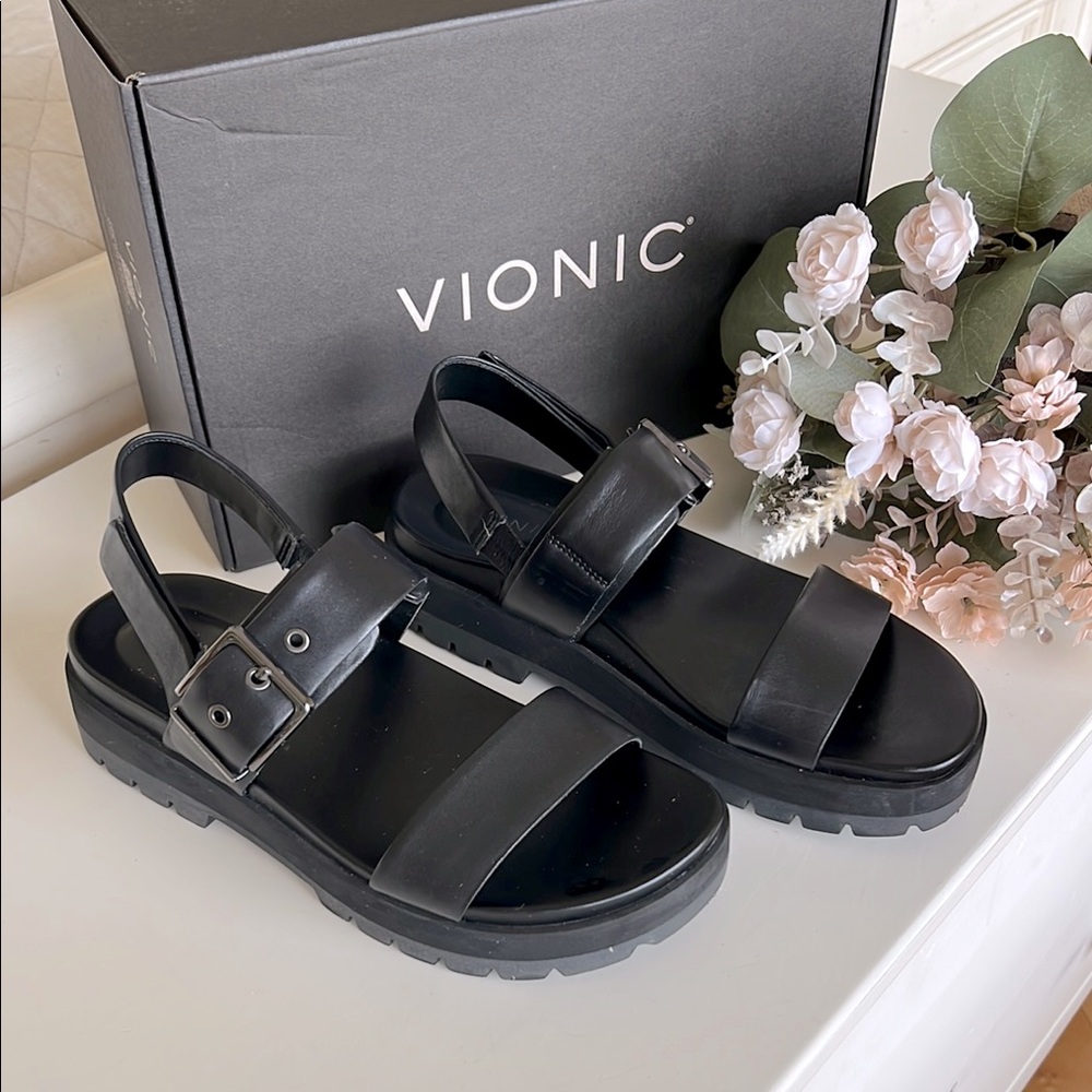 Vionic Black Leather Torrance Lug Sandal  SZ 7.5